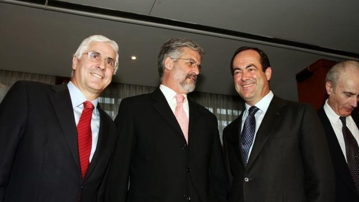 Manuel Marín, en el centro, junto a los expresidentes de Castilla-La Mancha José Bono (derecha) y José Manuel Barreda, en una imagen del 2005.-JOSE RAMON LADRA