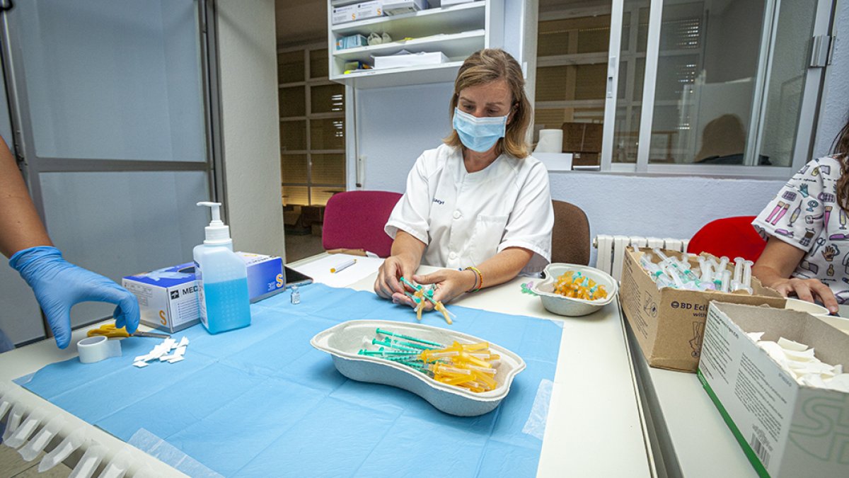 Una sanitaria prepara las jeringuillas para la vacunación. MARIO TEJEDOR