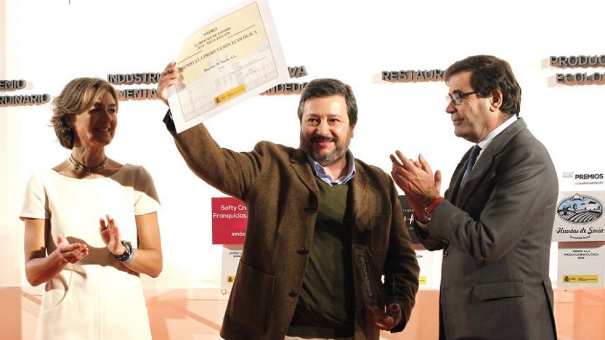 Joaquín Alcalde recibe el premio de manos de la ministra Tejerina.-Ical