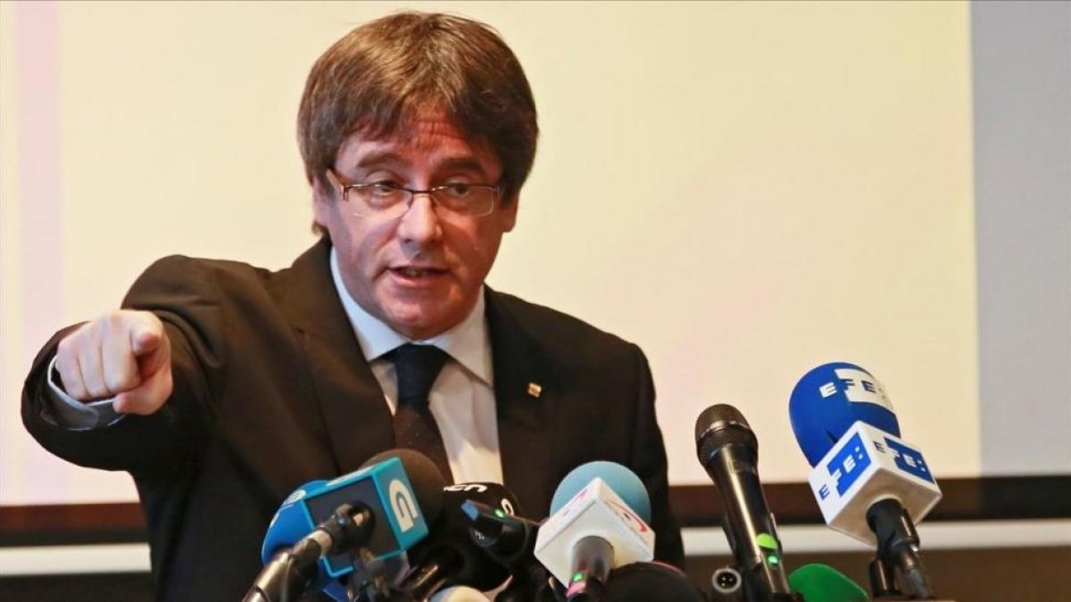 Carles Puigdemont, en una rueda de prensa en Bélgica, el pasado mes de noviembre.-/ OLIVIER HOSLET
