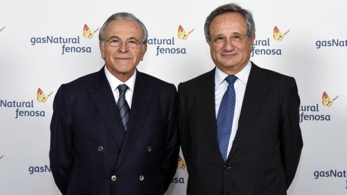 El presidente de Gas Natural, Isidre Fainé, (izquierda) con el consejero delegado, Rafael Villaseca.-David Campos