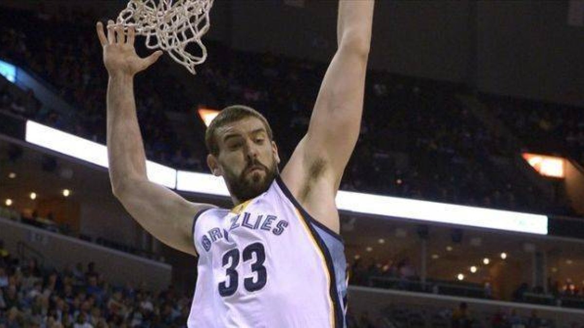 Marc Gasol defiende el aro durante el encuentro frente a los Nuggets.-Foto: AP / BRANDON DILL