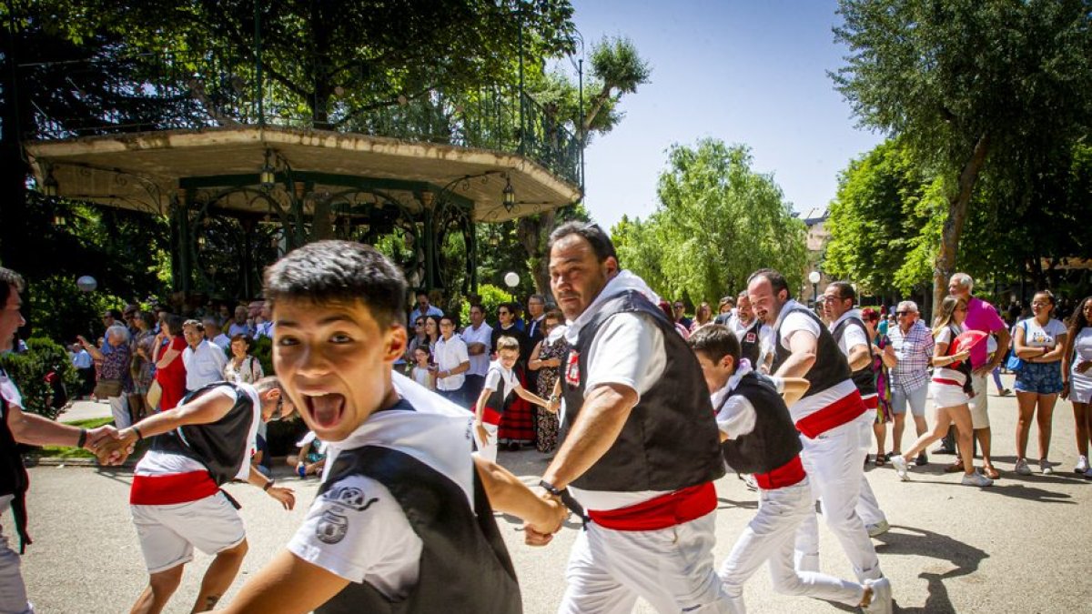 Un momento del desfile de las peñas en el Domingo de Calderas. MARIO TEJEDOR
