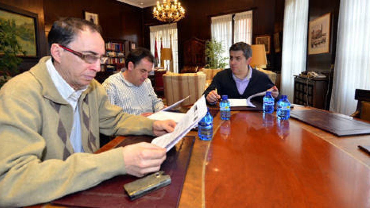 Gustavo Martínez, Benito Serrano y Javier Antón, reunidos ayer en el Ayuntamiento de Soria. / ÁLVARO MARTÍNEZ-