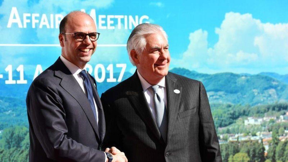 Tillerson con su colega italiano, Angelino Alfano.-VINCENZO PINTO / AFP
