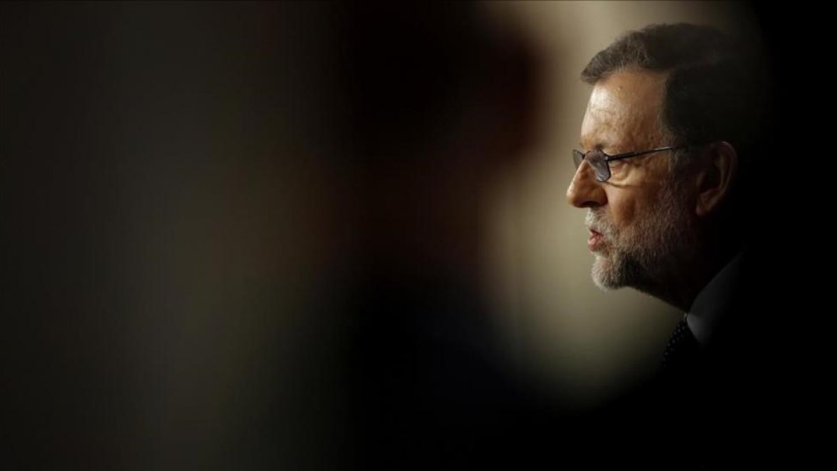 Mariano Rajoy en la rueda de prensa que ha ofrecido tras entrevistarse este lunes con Pedro Sánchez.-JOSÉ LUIS ROCA