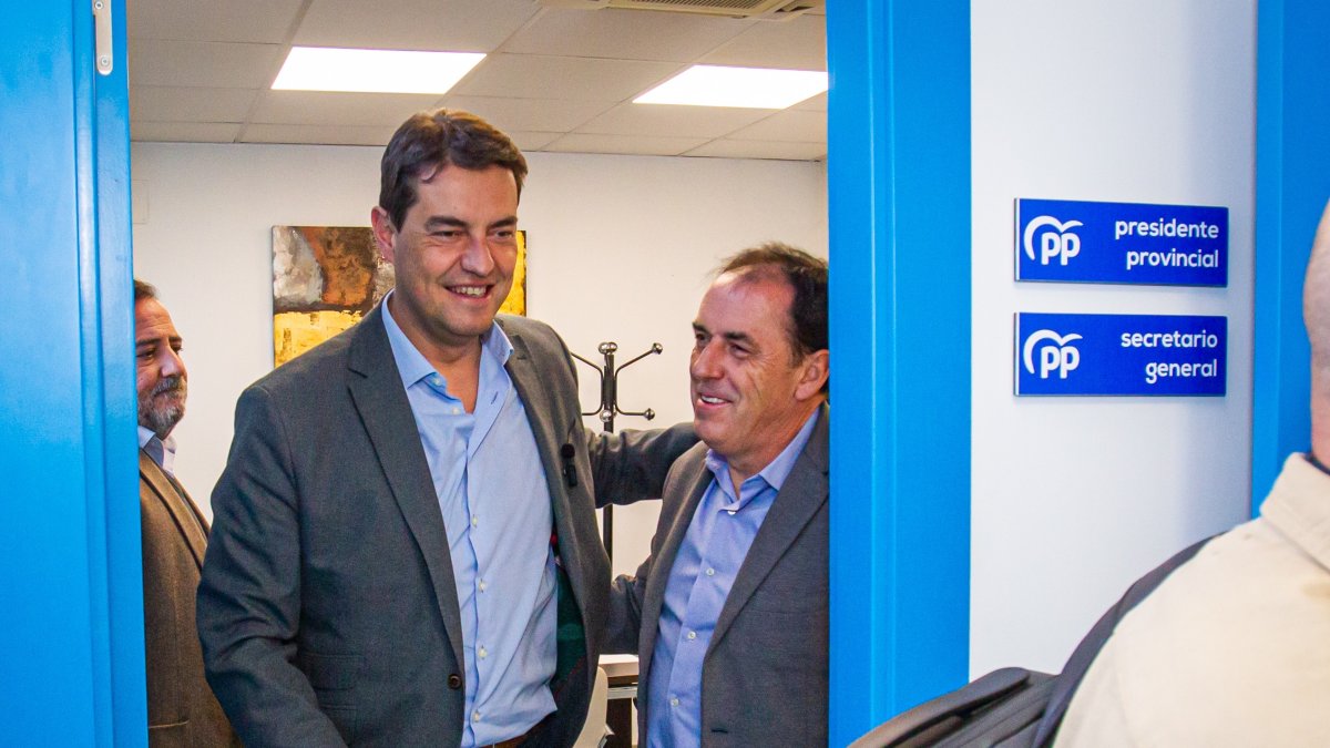 Ibáñez ayer junto a Benito Serrano en la sede del PP de Soria. MARIO TEJEDOR