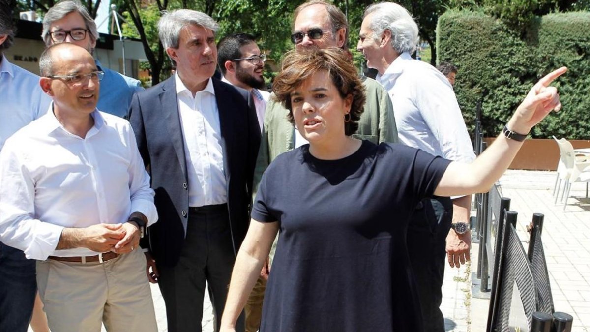 Soraya Sáenz de Santamaría, este domingo en un acto con miliantes en Coslada (Madrid)-EFE / VÍCTOR LERENA
