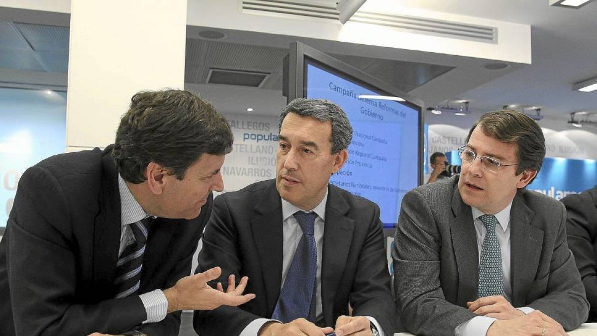 Los presidentes provinciales de Palencia (Carlos F. Carriedo) y Ávila (Antolín Sanz), junto al secretario general del PPCyL, Alfonso F. Mañueco, en una imagen de archivo.-ICAL