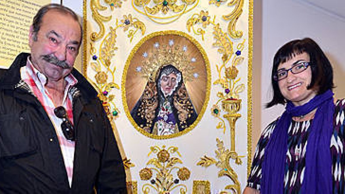 Mariano Lenguas, hermano mayor de la Soledad y su hija Carolina. / ÁLVARO MARTÍNEZ-