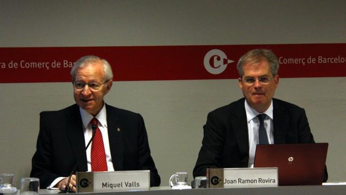 El presidente de la Cámara de Comercio, Miquel Valls (izquierda), y el jefe de Estudios Económicos, Joan Ramon Rovira, este miércoles.-ACN / POL SOLÀ