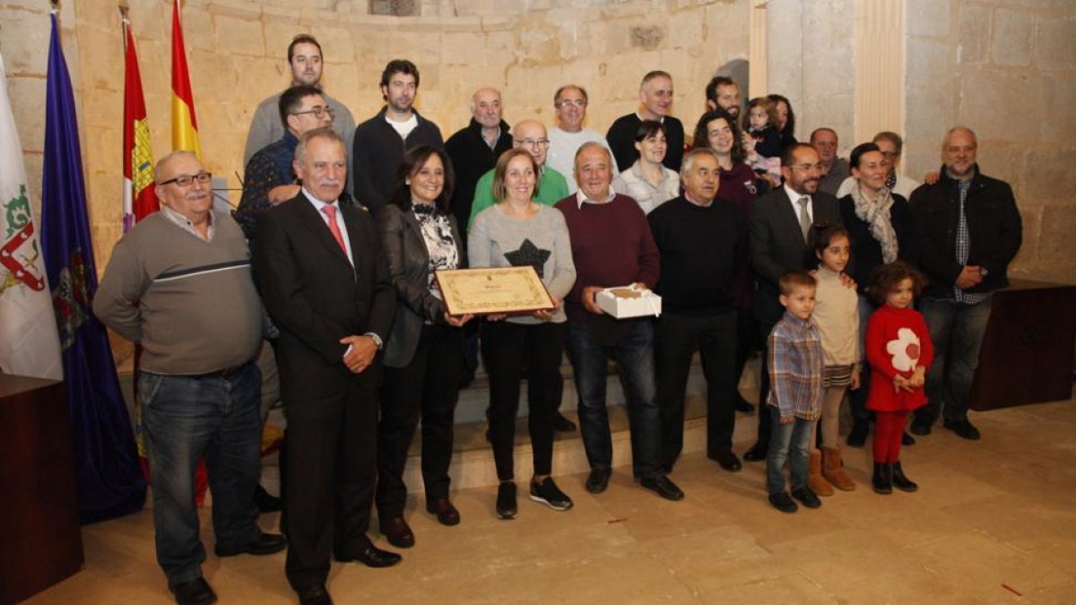 Miembros de la Cofradía de San Pascual Bailón tras recibir el Colodra-María Ferrer