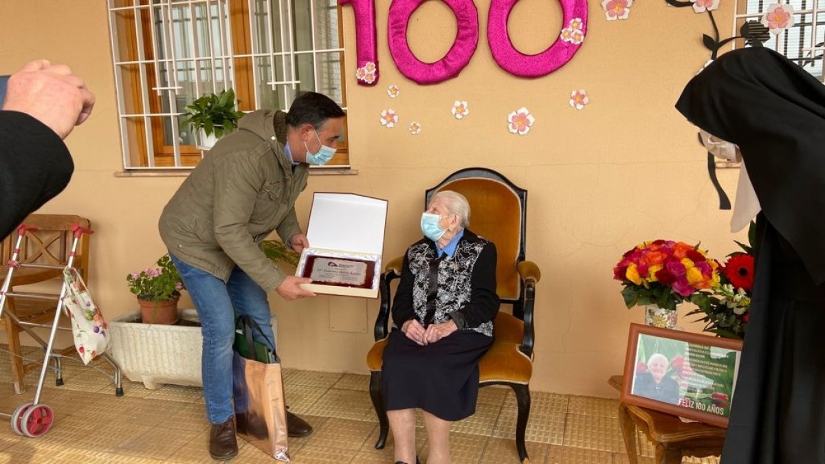Felicitas Barca recibiendo la placa conmemorativa de manos de Antonio Pardo.-HDS