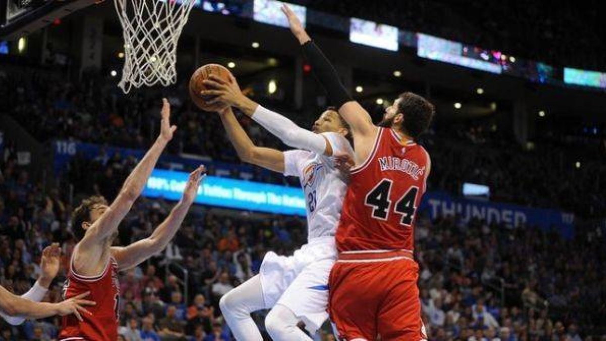 Mirotic y Pau Gasol defienden el aro de Chicago Bulls en un partido ante Oklahoma.-Foto: MARK D. SMITH / USA TODAY