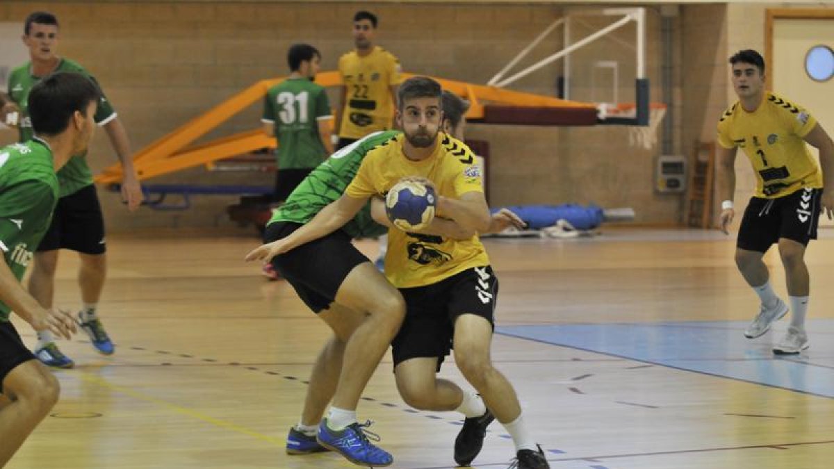 El BM Soria necesita ganar el domingo en Burgos para soñar con la opción del play off.-Valentín Guisande