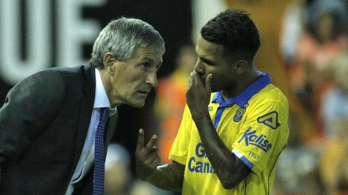 Quique Setién y Jonathan Viera, dos de los artífices del éxito de Las Palmas.-EFE / MANUEL BRUQUE