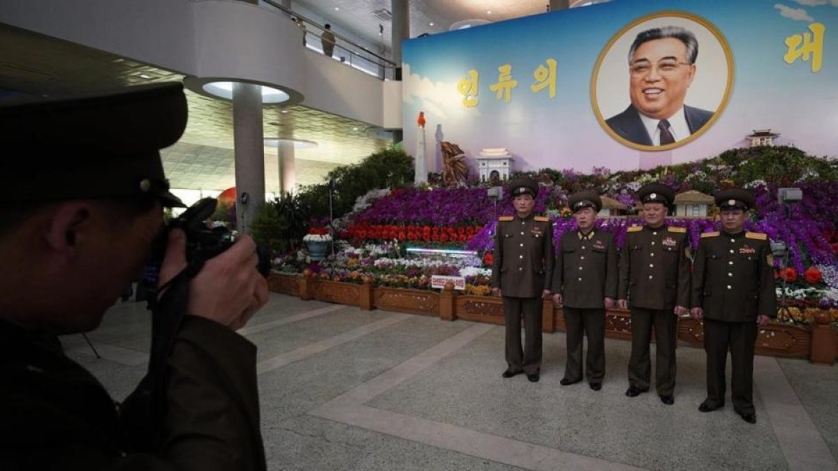 Militares durante el Immortal Flower Festival Kimilsungia, en Pionyang, Corea del Norte.-EFE / FRANCK ROBICHON