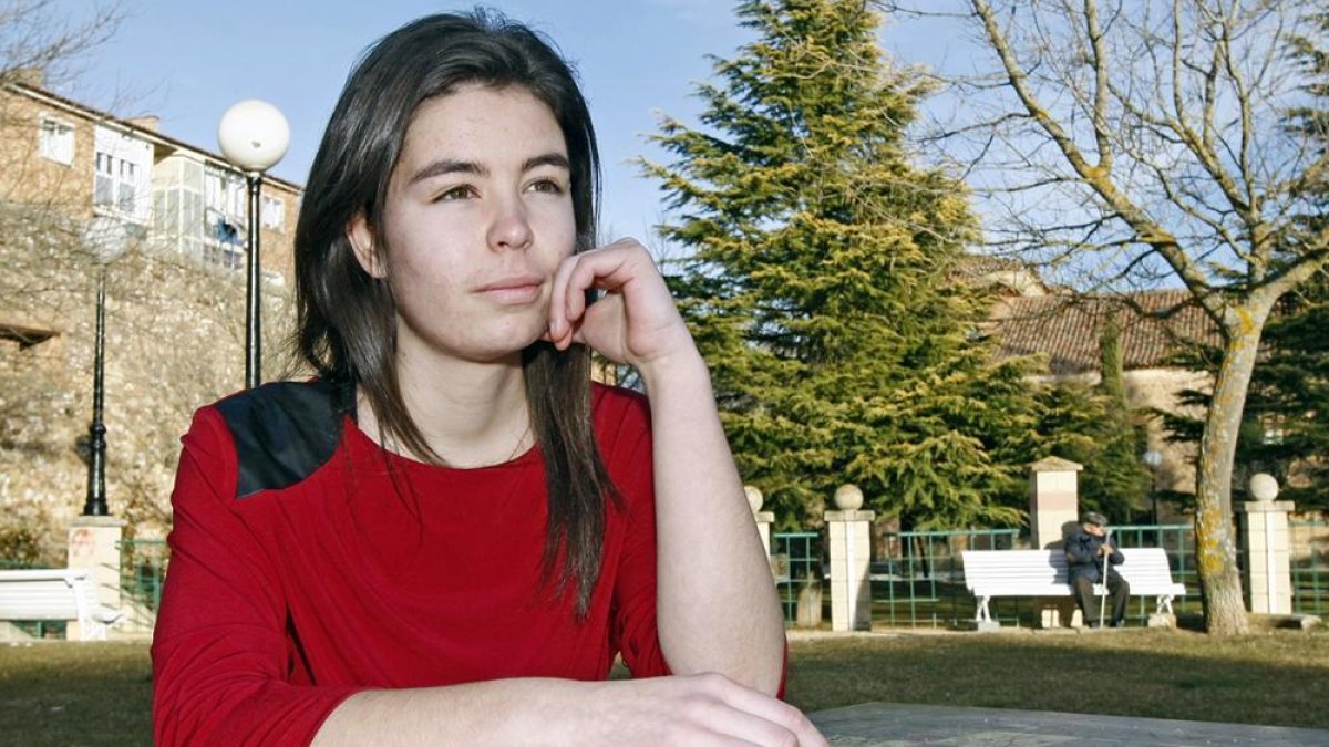 Nerea López posa en el parque de Santa Clara, antiguo patio del cuartel militar soriano.-MARIO TEJEDOR