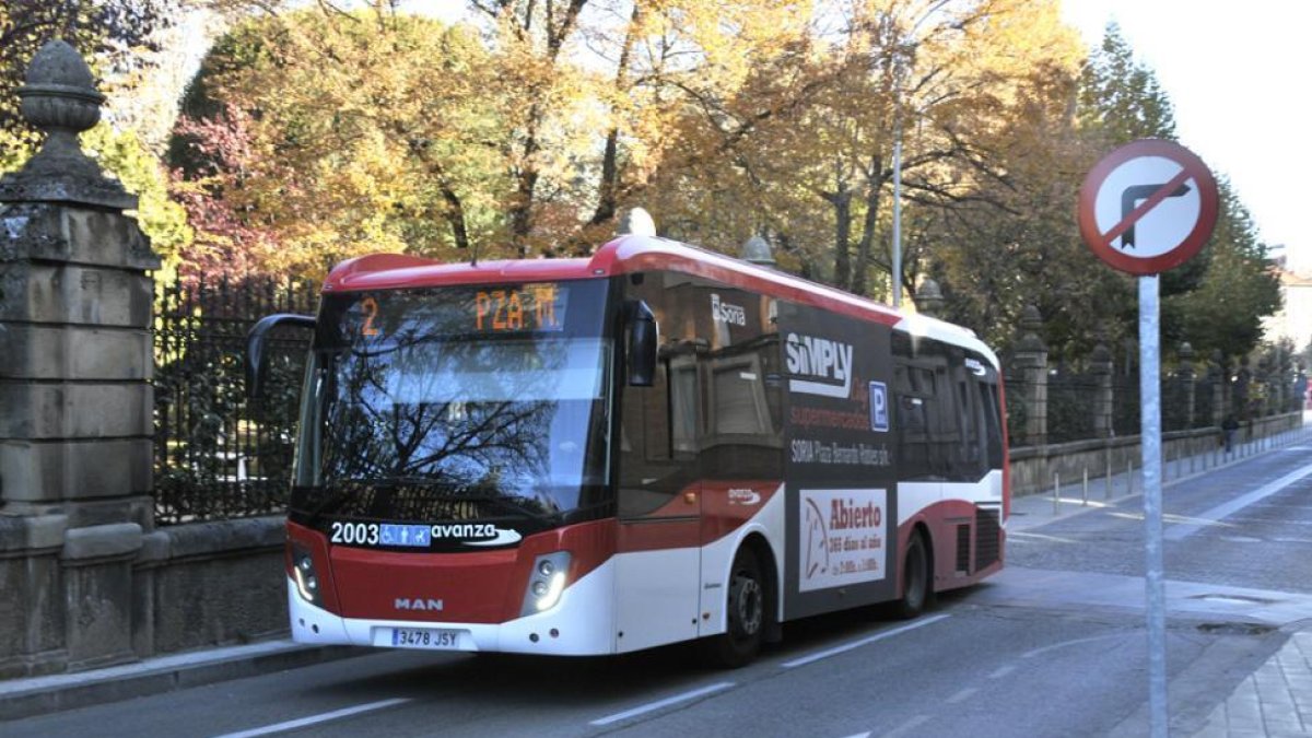 Autobús urbano de la capital.-Valentín Guisande