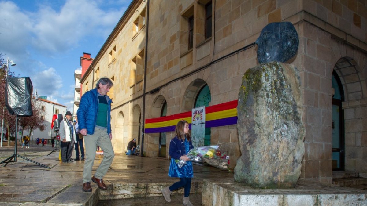 Homenaje floral ante el busto de Antonio Machado en Soria con motivo del día de la República. MARIO TEJEDOR