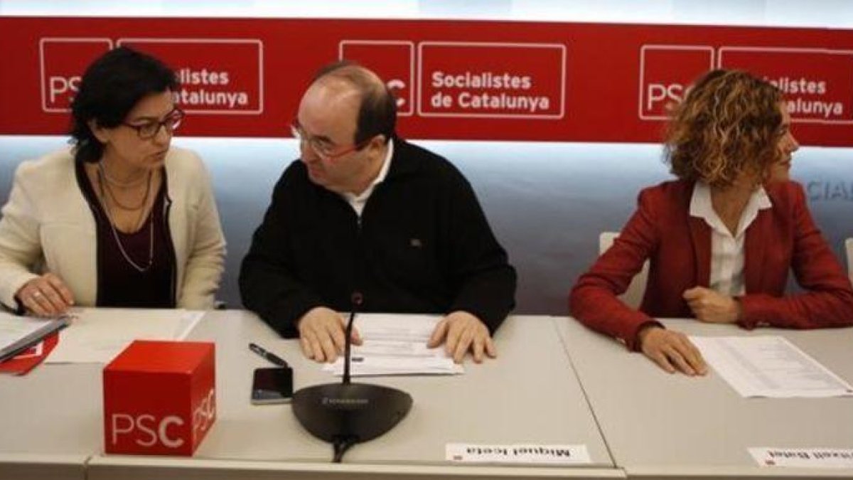 Miquel Iceta, entre Eva Granados y Meritxell Batet, en la sede del PSC.-ALBERT BERTRAN
