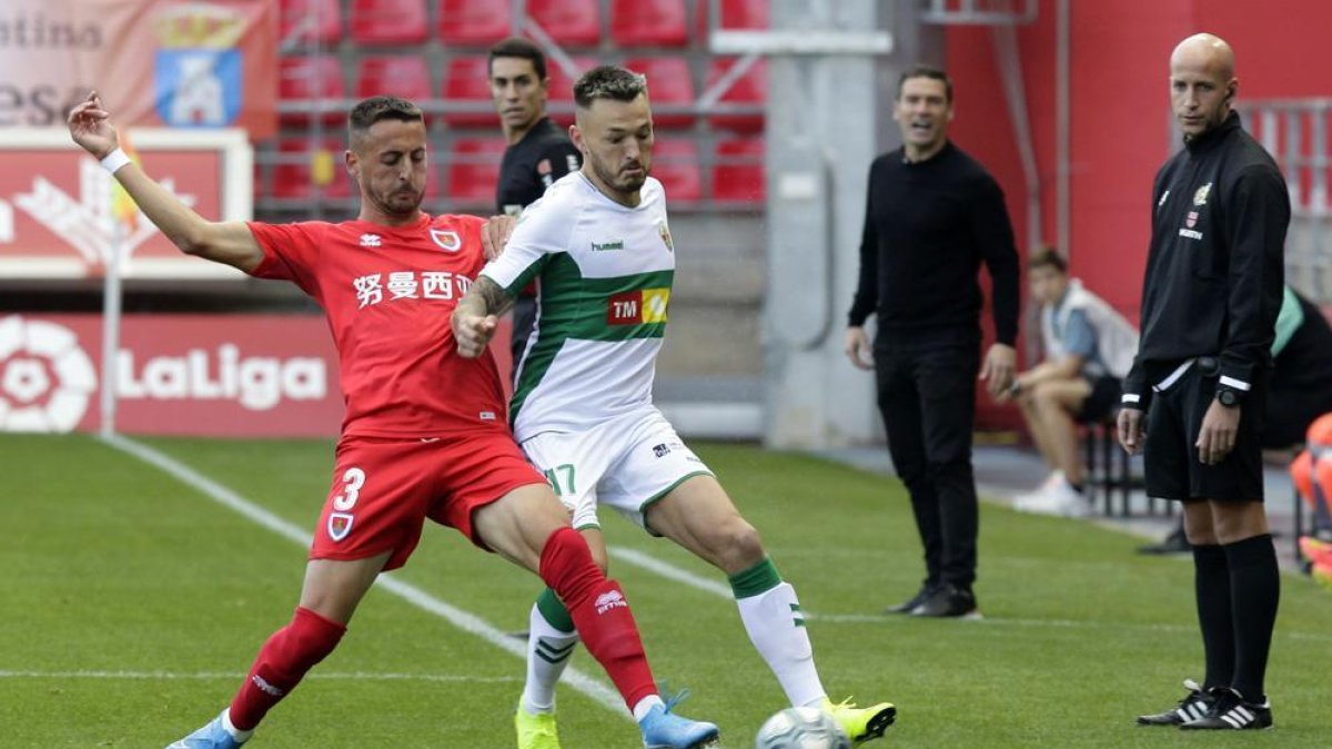 Castellano continuará en el lateral izquierdo de la defensa del Numancia ante la ausencia por lesión de Héctor.-Luis Ángel Tejedor