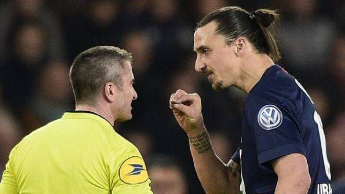 Ibrahimovic se dirige al árbitro durante la semifinal de la Copa Francesa.-Foto: AFP / FRANCK FIFE