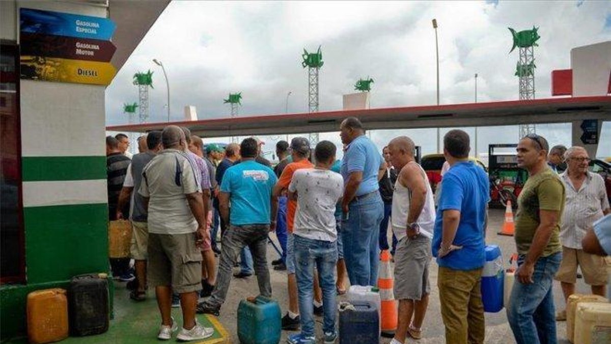 Ciudadanos haciendo fila para conseguir combustibles en Cuba.-AFP
