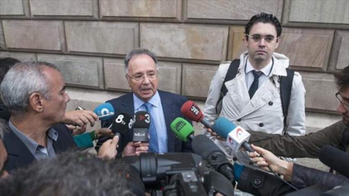 El secretario general del sindicato Manos Limpias, Miguel Bernard, con periodistas, el año pasado.-FERRAN SENDRA