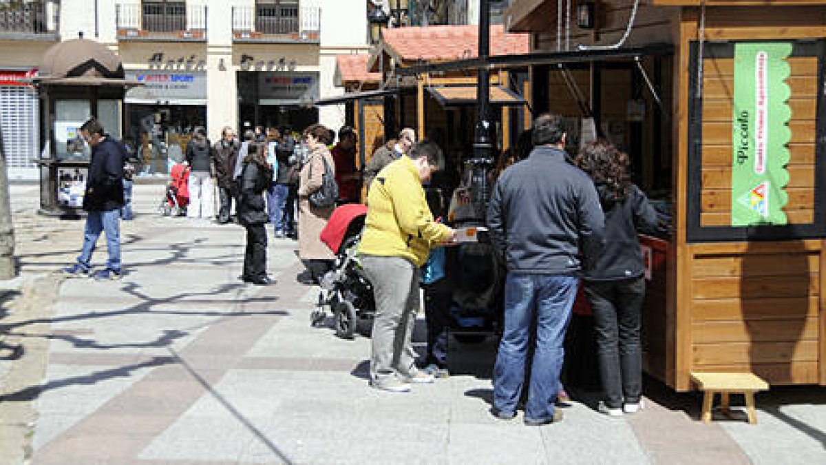 Casetas de la feria del libro, el año pasado. / VALENTÍN GUISANDE-