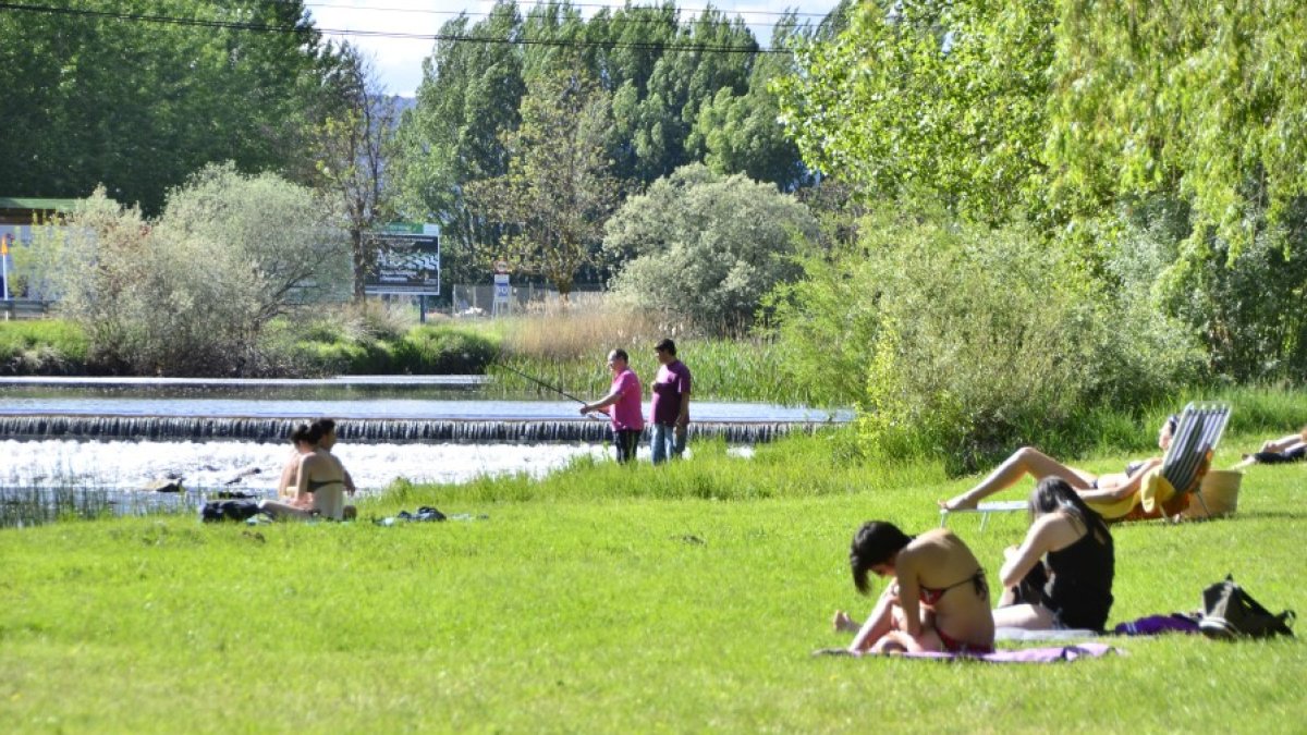 Pescadores y bañistas en Garray en una imagen de archivo. HDS