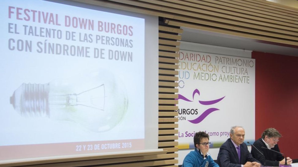 El presidente la Fundación Caja Burgos, José María Leal (C), y el director de la Fundación Estela, Luis Mayoral (D). Les acompañaba un miembro de la Fundación Estela-Ical