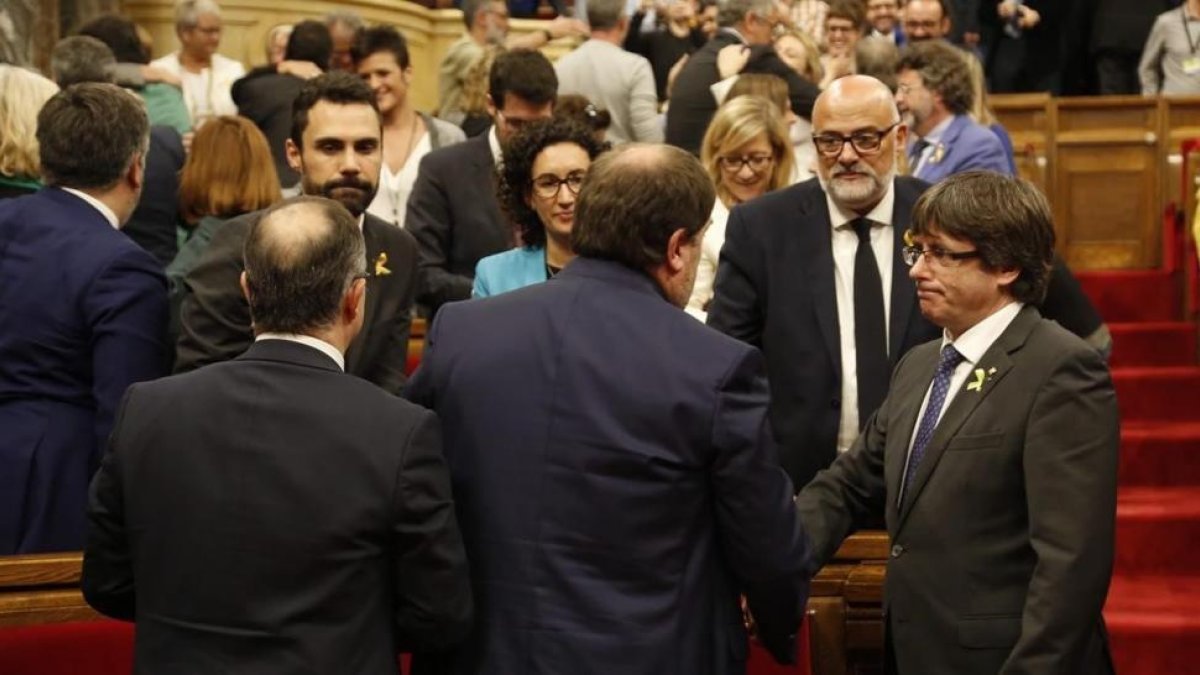 Torrent, a la izquierda, el 27 de octubre, cuando aún era un actor secundario de la política catalana.-/ JULIO CARBÓ
