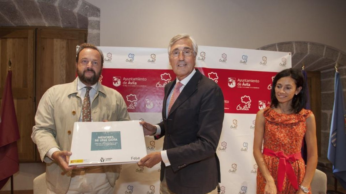 El Ayuntamiento de Ávila y la Federación Española de Bebidas Espirituosas (FEBE), firman un convenio para promover el consumo responsable de bebidas con contenido alcohólico. (I a D) El director ejecutivo de la FEBE, Bosco Torremocha; el alcalde de Ávila,-ICAL
