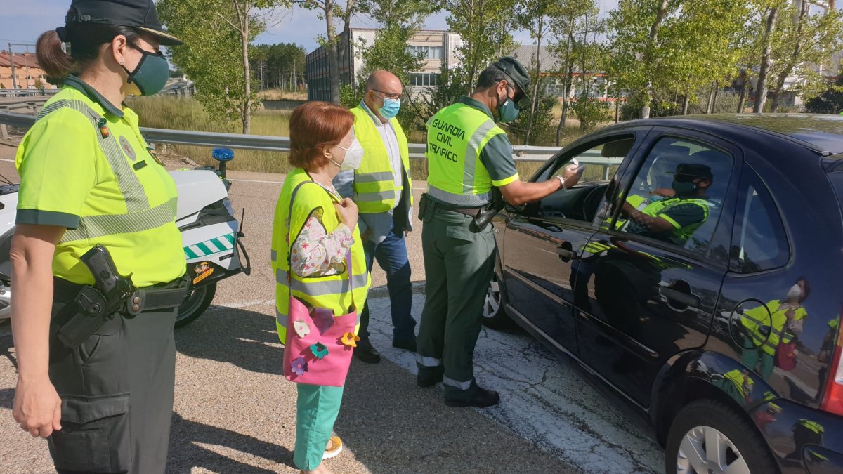 La teniente coronel de Tráfico en Soria, la jefa provincial de Tráfico, el subdelegado del Gobierno y un miembro de la Guardia Civil durante un control. HDS