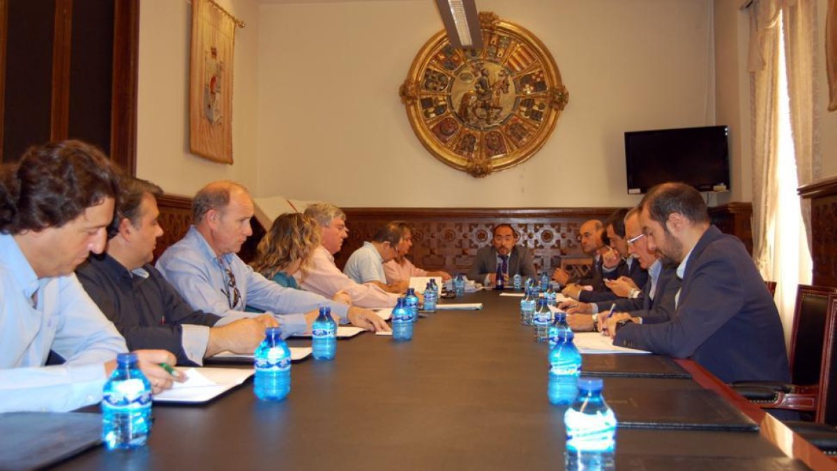 Miembros del Consejo de Desarrollo Económico en la reunión de ayer-
