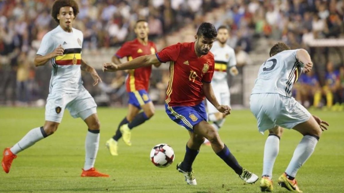 Diego Costa controla un balón, durante al amistoso entre España y Bélgica disputado en Bruselas.-SERGIO BARRENECHEA