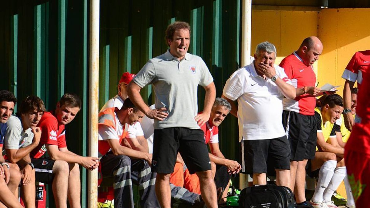 Jagoba Arrasate da indicaciones a sus jugadores en el primer encuentro de pretemporada ante el Burgos.-Álvaro Martínez