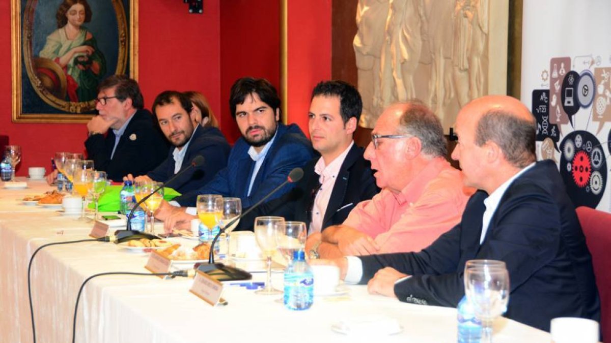 José Antonio Onrubia y Gerardo Beeck, ambos a la derecha de la imagen, ayer, durante el desayuno.-ÁLVARO MARTÍNEZ