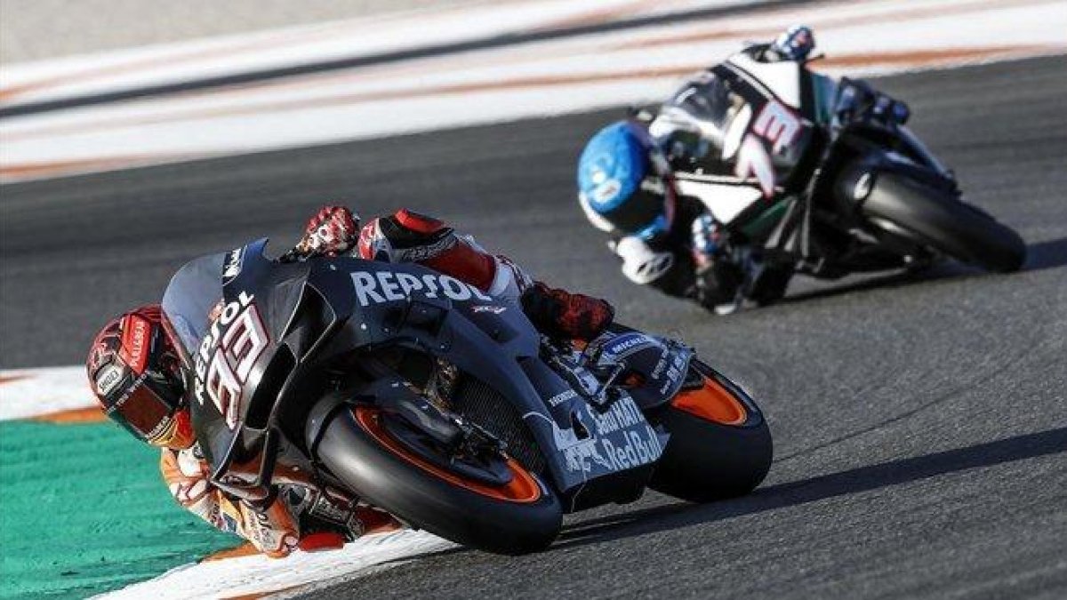 Àlex Márquez (73) se ha enganchado hoy a su hermano Marc en un par de vueltas en Cheste.-REPSOL MEDIA / JESÚS ROBLEDO