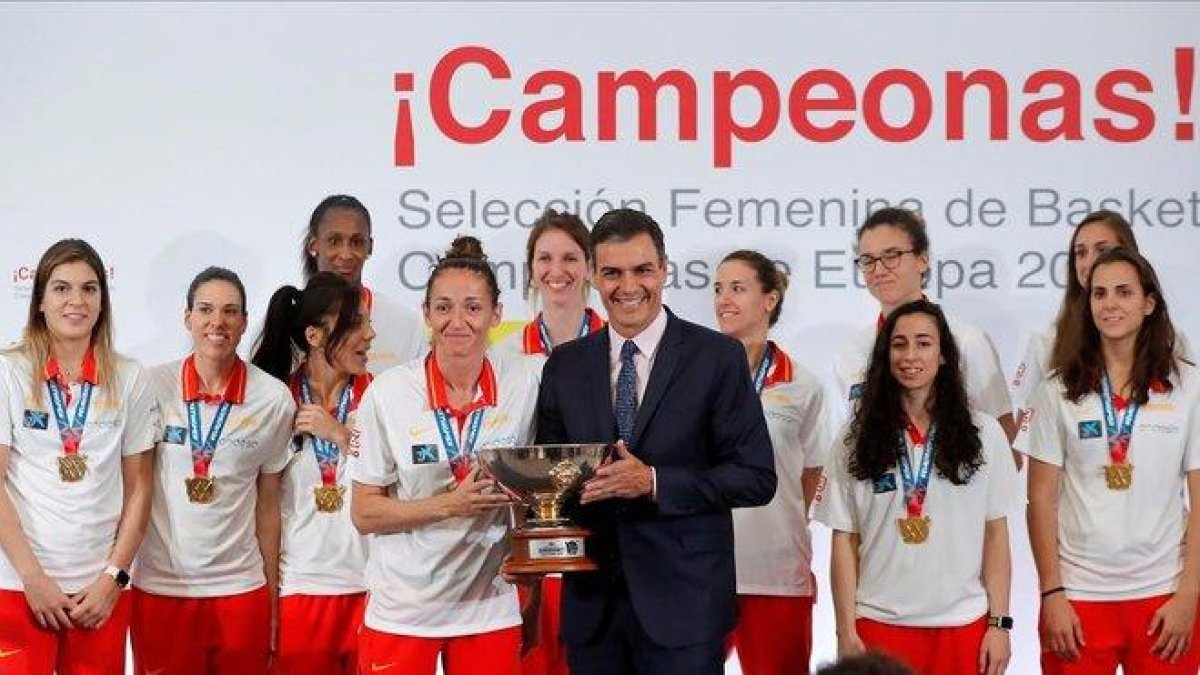 La selección, en la recepción oficial con Pedro Sánchez tras lograr el título europeo el pasado julio-EFE