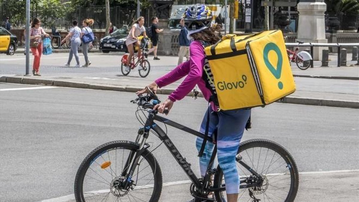 Una repartidora en bicicleta de la plataforma Glovo.-RICARD FADRIQUE