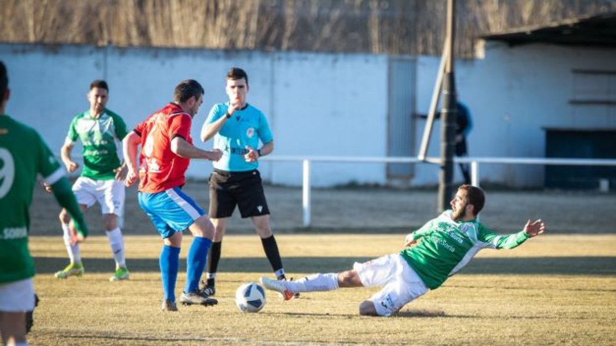 El derbi entre el San José y el Uxama fue igualado para decidirse por detalles en cada área. GONZALO MONTESEGURO