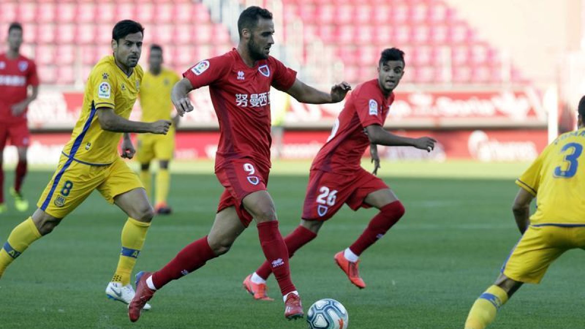 Higinio conduce el balón durante el partido del pasado domingo entre el Numancia y el Alcorcón.-LUIS ÁNGEL TEJEDOR