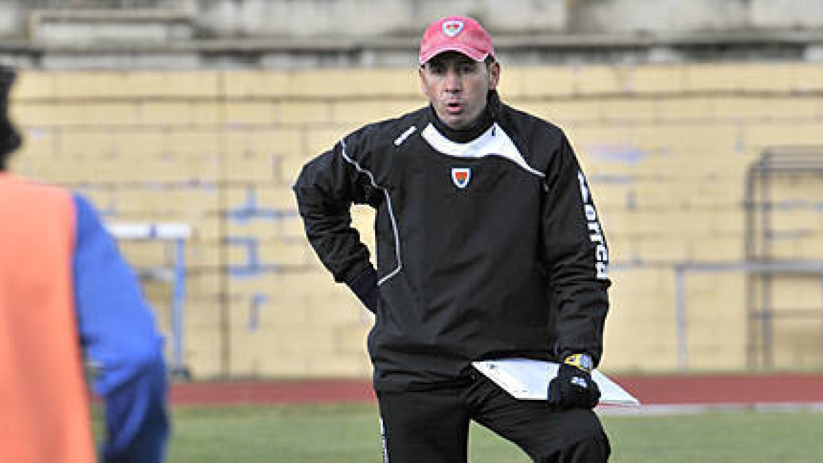 Machín en un entrenamiento en el anexo de Los Pajaritos. / V. Guisande-