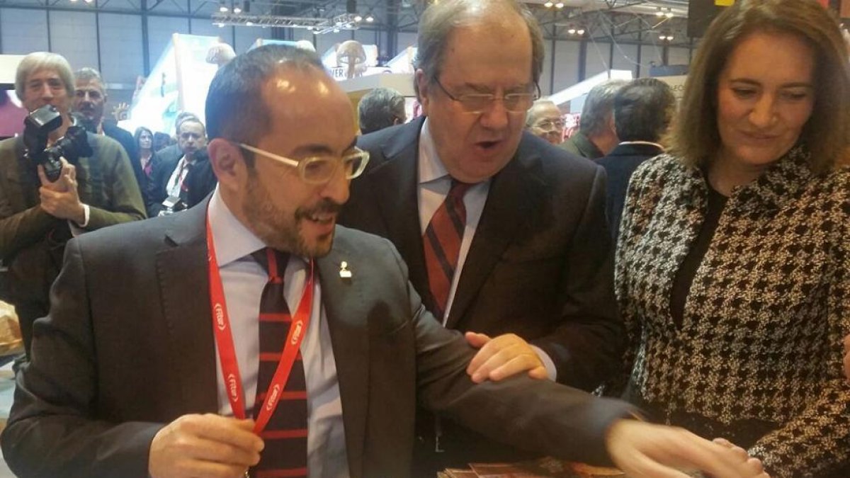 Rey, Herrera y Cirac, ayer, en el stand de Soria en Fitur.-DIPUTACIÓN