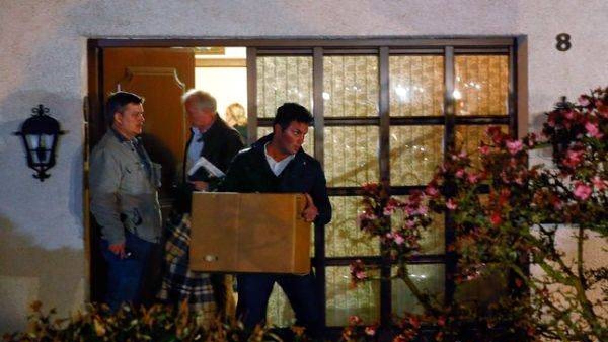 Agentes de policías sacan cajas con pertenencias del copiloto Andreas Lubitz de casa de sus padres, en la localidad de Montabaur, anoche.-Foto: KAI PFAFFENBACH / REUTERS