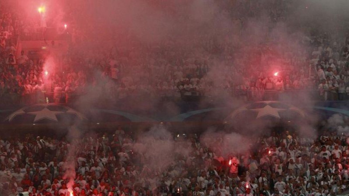 Aspecto de una grada del estadio del Liga durante el encuentro ante el Dotmund.-AP / CZAREK SOKOLOWSKI