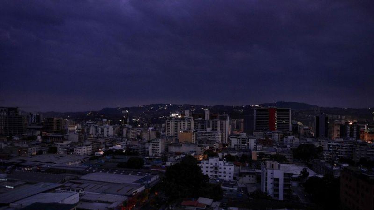 Un apagón masivo en Venezuela deja a oscuras la capital, Caracas.-AFP