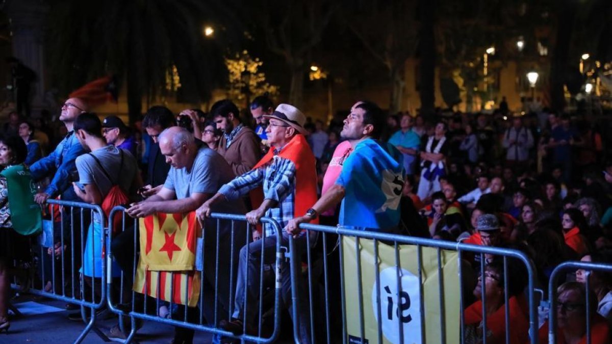 Concentración en el Passeig de Lluís Companys el día 10 de Octubre, durante la comparecencia del president Puigdemont en el Parlament.-FERRAN NADEU